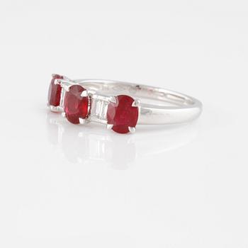 RING, med 3 ovalslipade rubiner ca 1.80 ct samt 4 baguetteslipade diamanter.