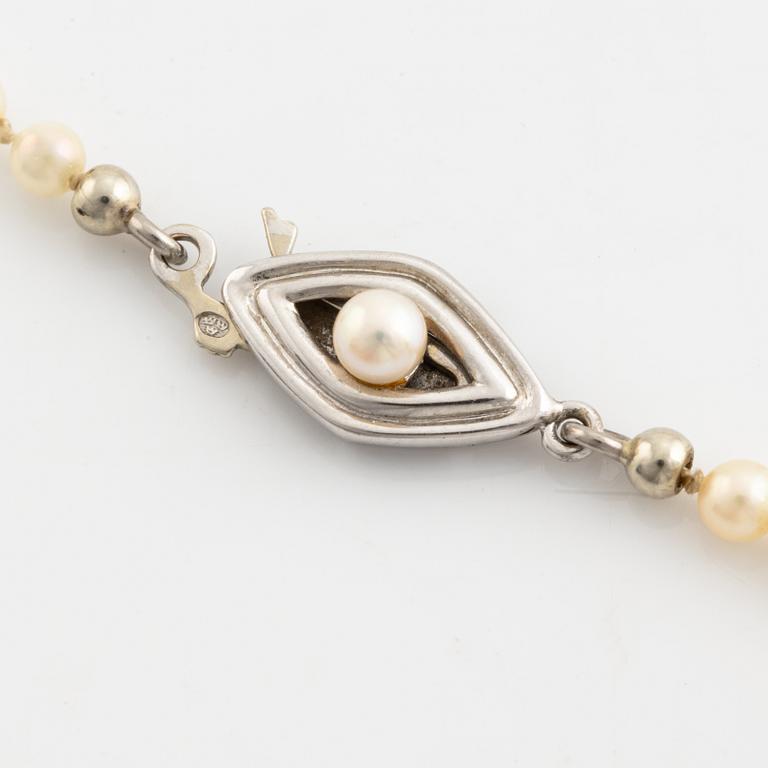Calibrated cultured pearl necklace.