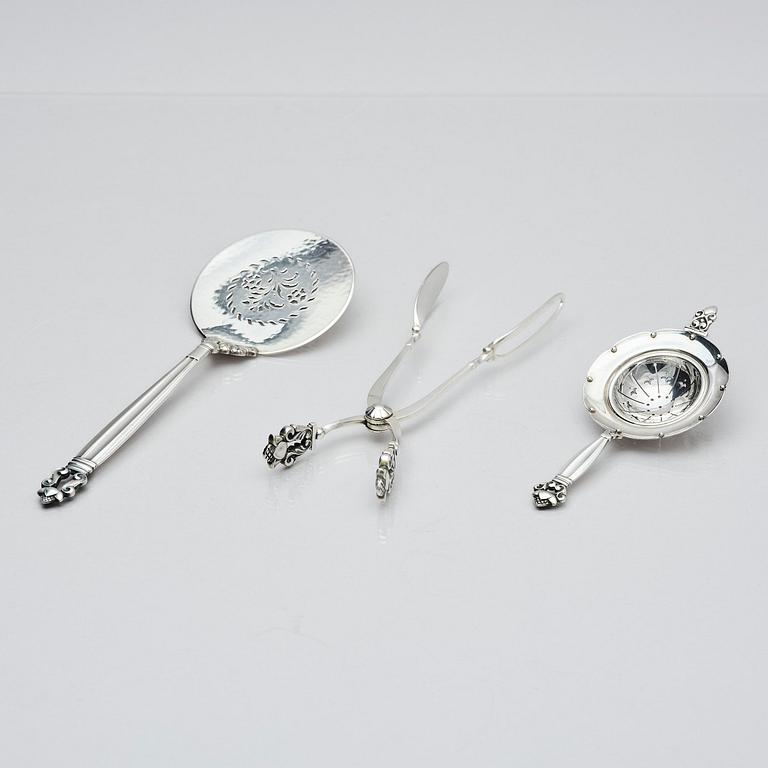 Georg Jensen, a sterling silver serving spade, a sandwich tong and a tea strainer, 3 pcs, Copenhagen after 1945 and one 1925-1932.