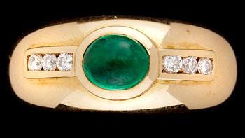 394. RING, cabochonslipad smaragd med diamanter.