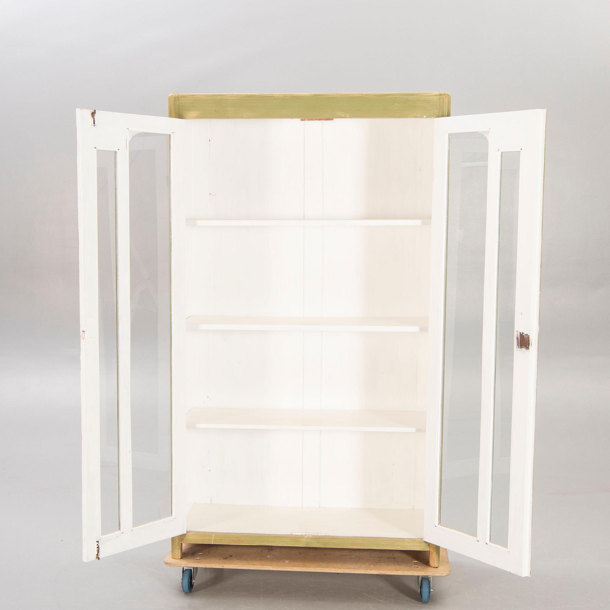 Vitrinskåp 1900-talets första hälft.