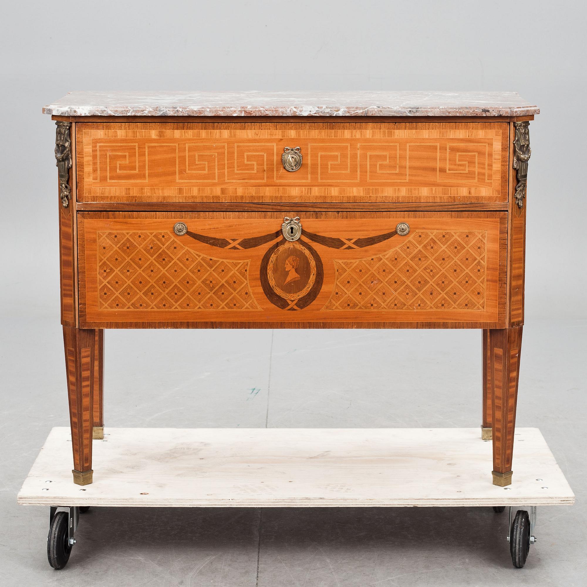 BYRÅ med marmorskiva, gustaviansk stil, 1920-tal.