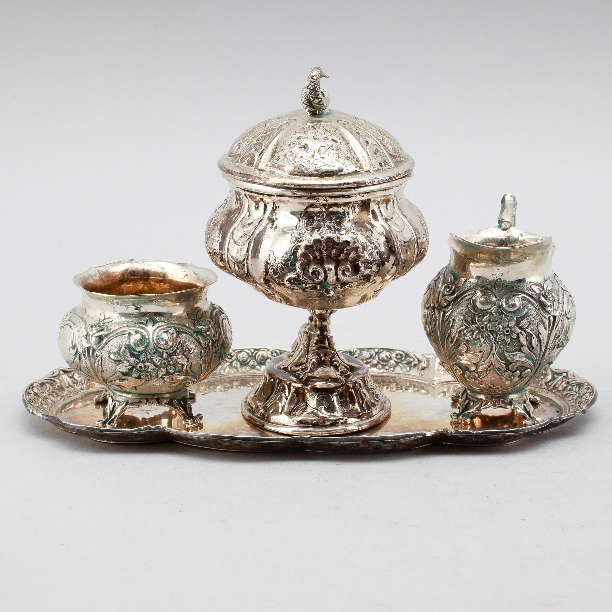BRICKA, SOCKERSKÅLAR, 2 st samt BRICKA, silver, 1900-tal. Vikt ca 712 gram.