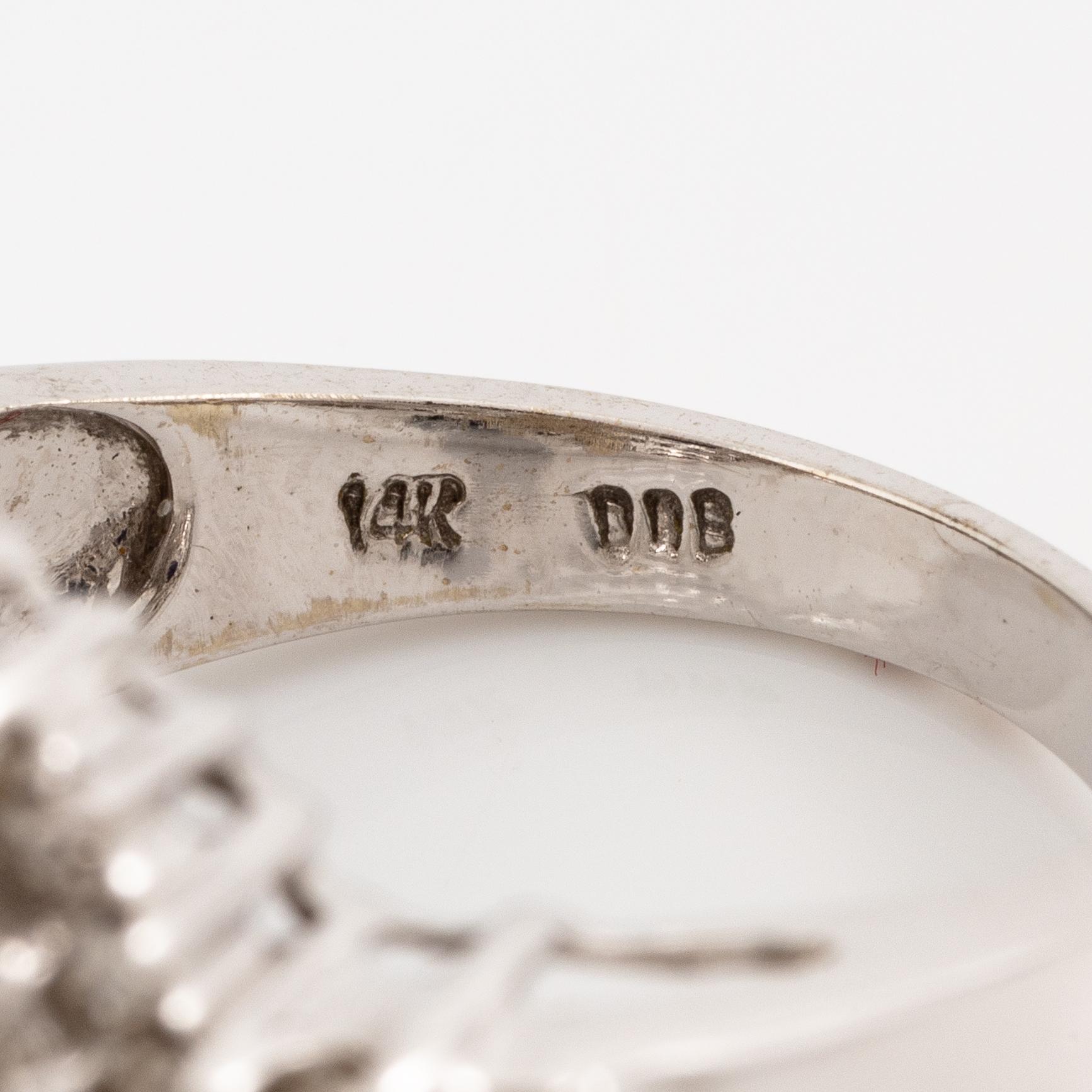 Ring, 14K vitguld med mörk safir och briljantslipade diamanter.