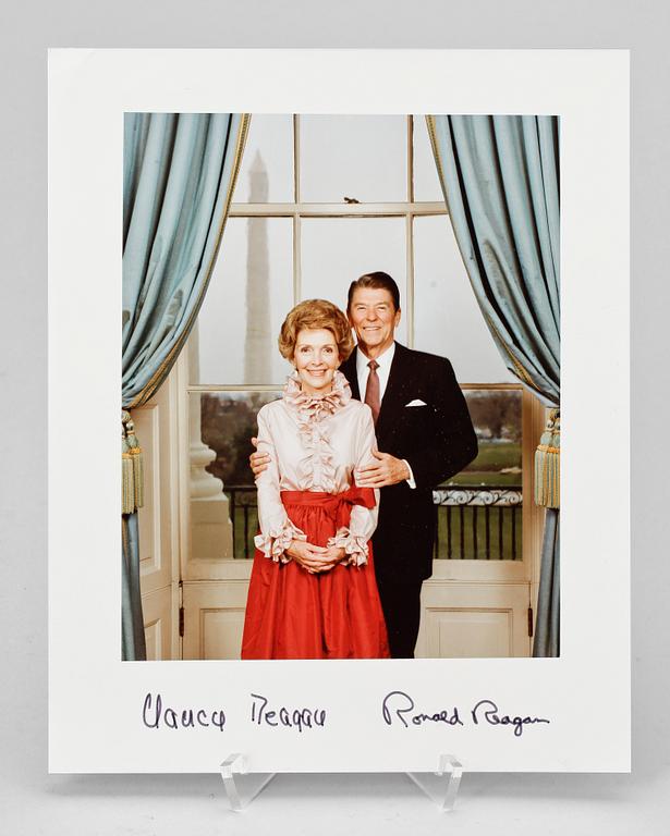 FOTOGRAFI MED AUTOGRAFER, President Ronald Reagan samt First Lady Nancy, egenhändigt signerade, USA 1980-tal.