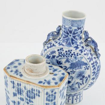 A chinese porcelain tea caddy and moon flask, 18th/19th century.