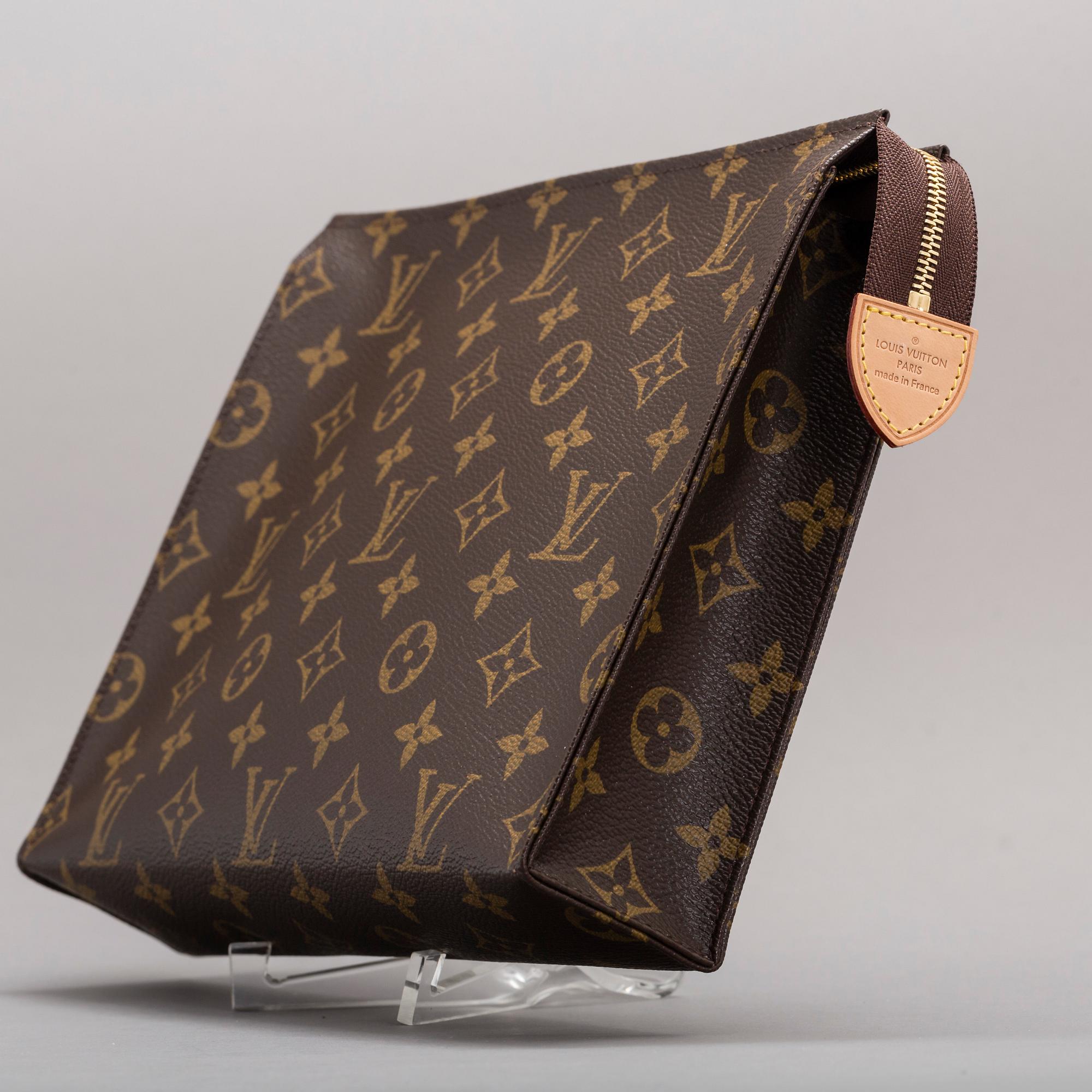VASKA TOILETRY POUCH 26