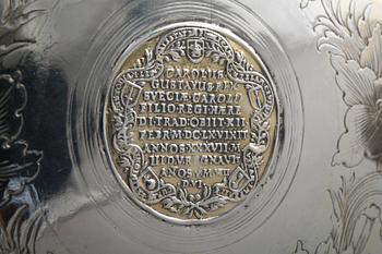 JUOMAKANNU, hopeaa. Ruotsalainen työ 1700 l. alku. Korkeus 18 cm, paino 1240 g.
