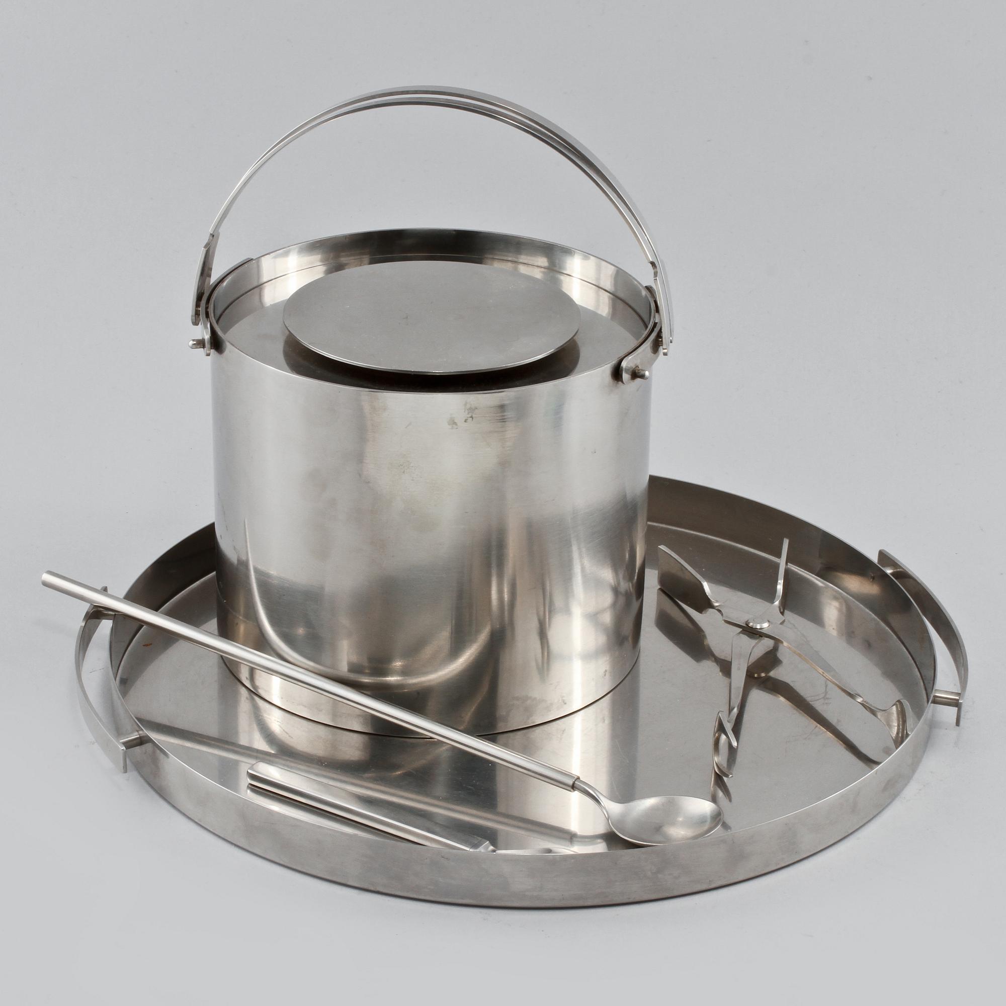 ISHINK, BRICKA samt COCKTAILBESTICK, 3 st, rostfritt stål, Arne Jacobsen, Stelton samt Georg Jensen, Danmark, 1900-tal.