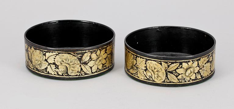 COASTERS, ett par, papier maché, trol England, 1800-tal.