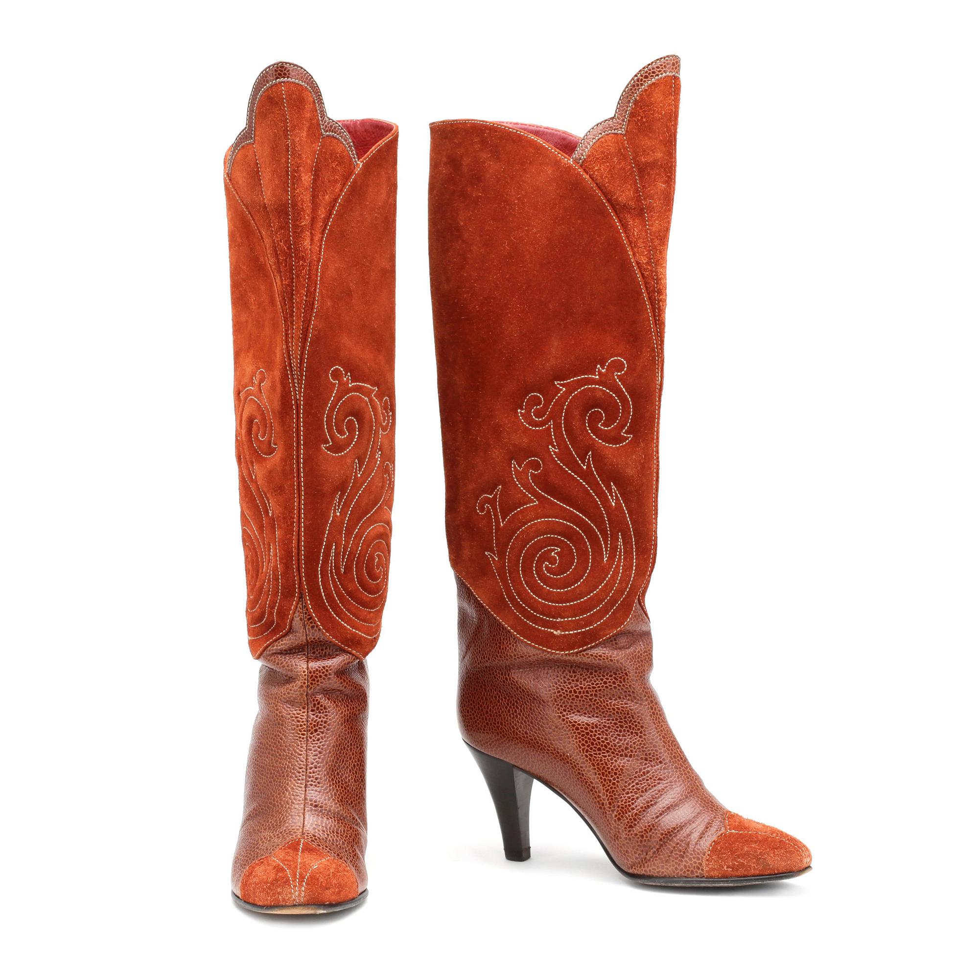 YVES SAINT LAURENT, ett par stövlar.