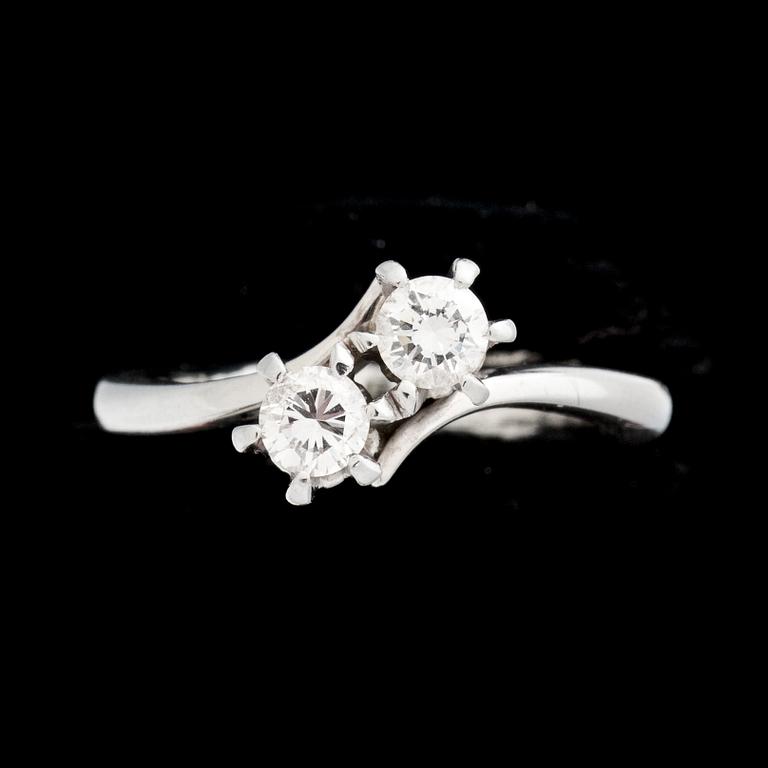 RING, 18k vitguld med briljantslipade diamanter ca 0,40ct. Vikt ca 4g.