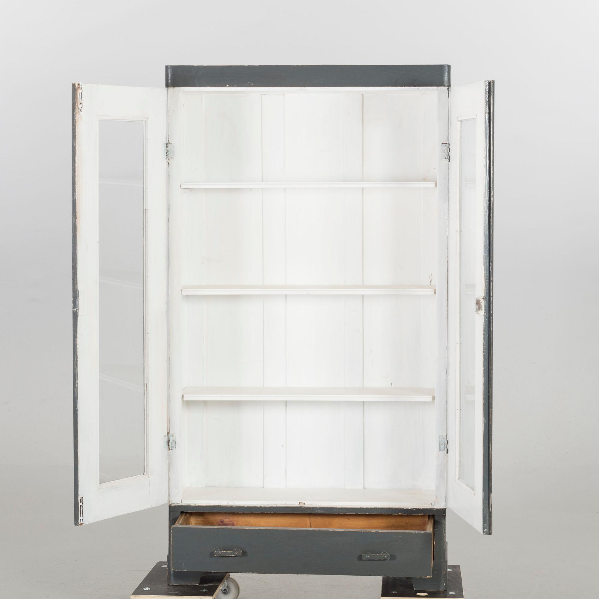 A CUPBOARD, FIRST HALF OF 20TH CENTURY,