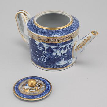 A late 18th century porcelian chinese teapot.