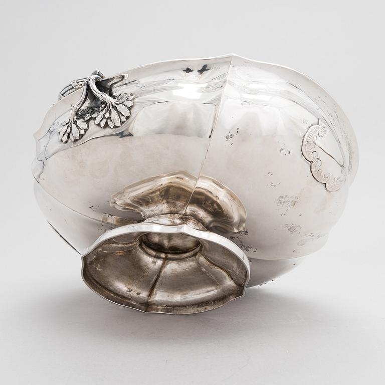 Brödkorg, silver, stämplad J.V., sannolikt Jacob Friedrich Voigt, S:t Petersburg, Ryssland 1849.