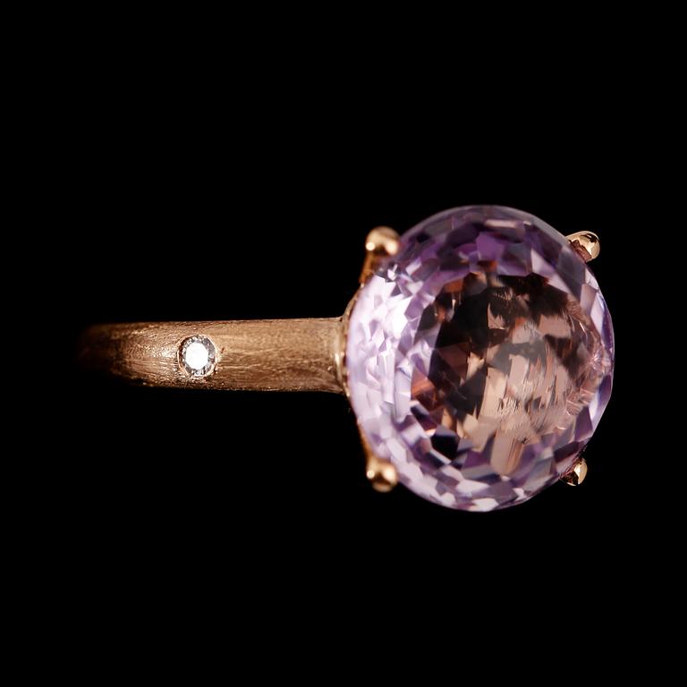 RING, 18 k roséguld, ametist 8.11 ct, briljantslipade diamanter totalt 0.04 ct.