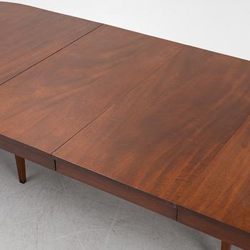 A mahogany veneered dining table, with two additional leaves, 20th Century.