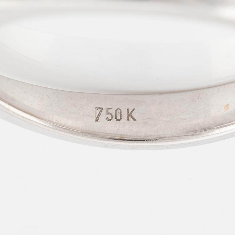 Ring 18K vitguld med tre briljantslipade diamanter.