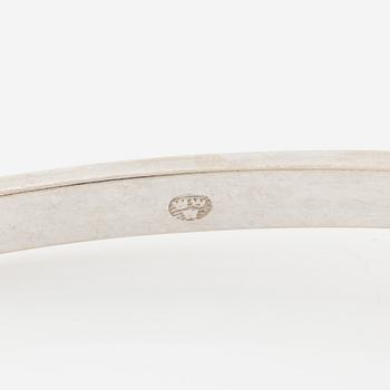 Bangle, 18K white gold with brilliant-cut diamond.