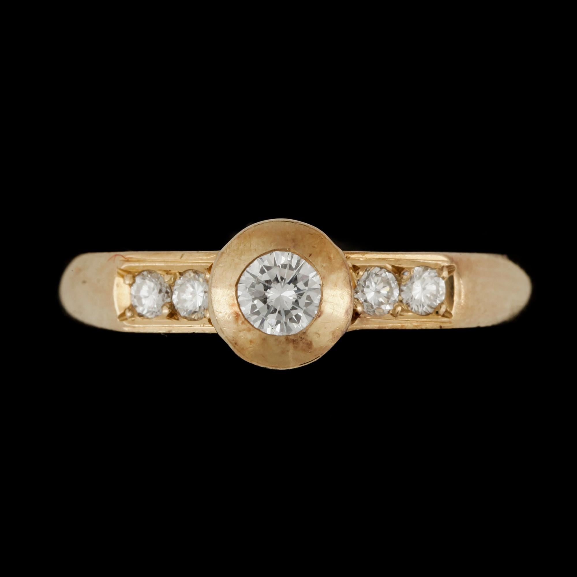 RING, lägst 18k guld med briljantslipade diamanter tot ca0,27ct. Vikt 3,7g.