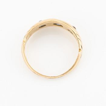 Ring, signet ring, 18K gold with sapphire and old-cut diamonds.