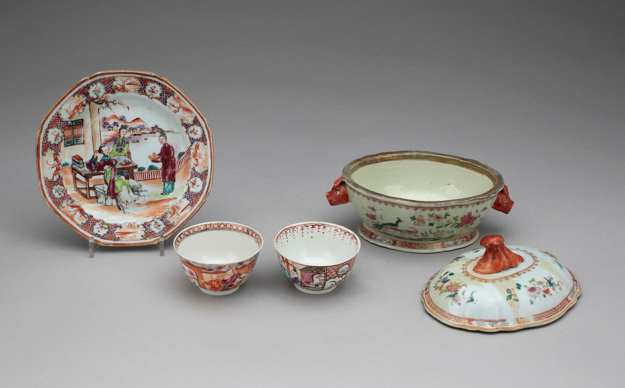 TERRIN MED LOCK,  KOPPAR, 2 st, samt FAT, porslin, Qianlong, Kina, 1700-tal.