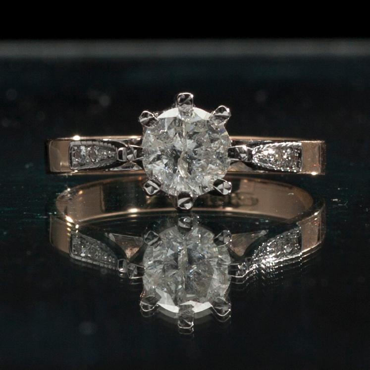 RING, guld 14K, briljantslipade diamanter. Mittstenen 1,01 ct, G/I, tot. 4 sidostenar 0,04 ct, H/SI. Vikt 2,9 g.