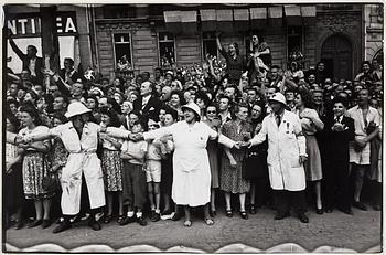 HENRI CARTIER-BRESSON, gelatin silver print stamped by the photographer and with Europapress AB copyright stamp verso.