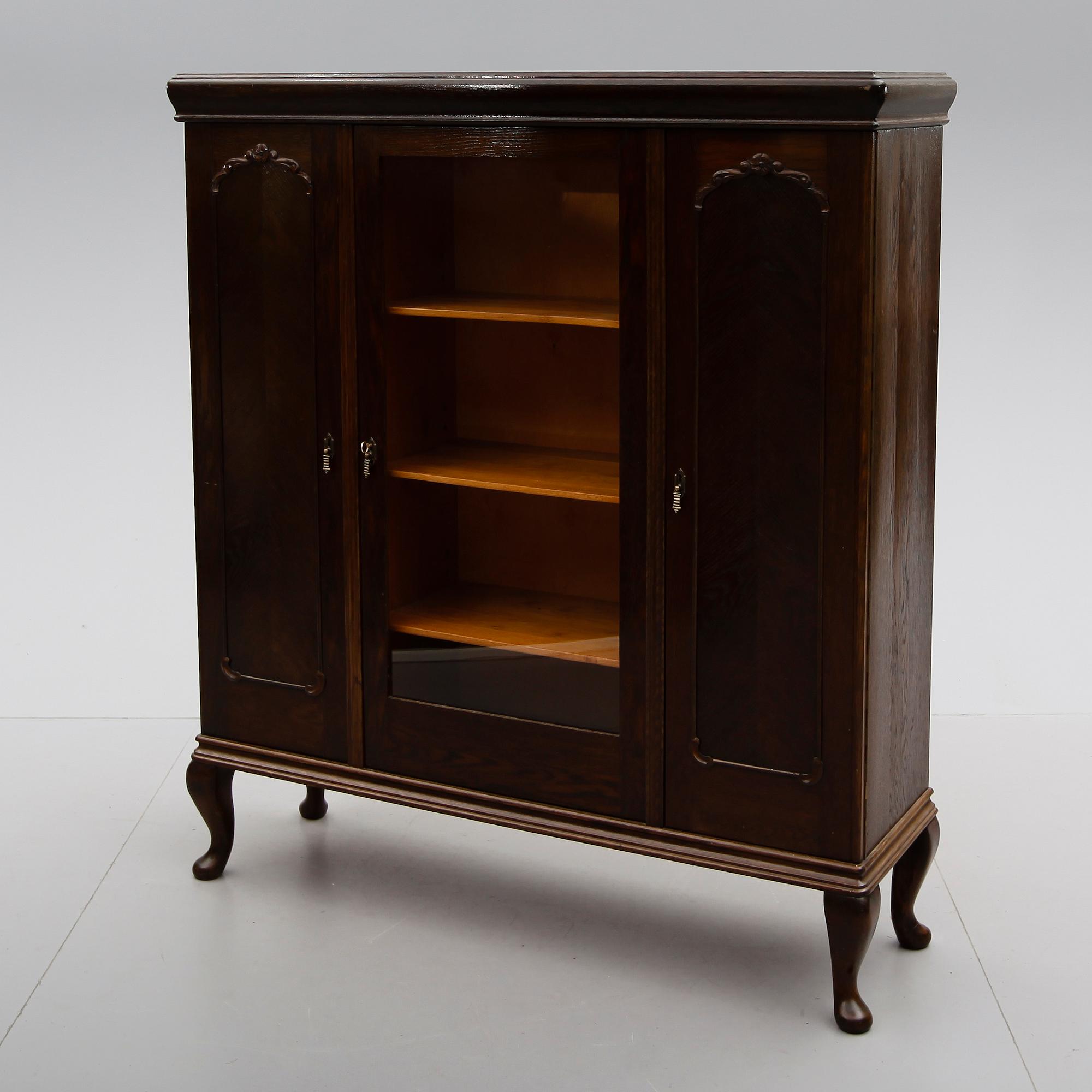 VITRINSKÅP, 1900-talets mitt.