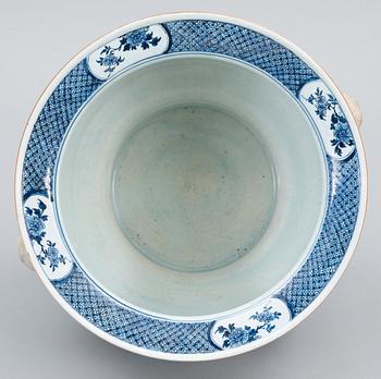 A large blue and white basin, Qing dynasty.