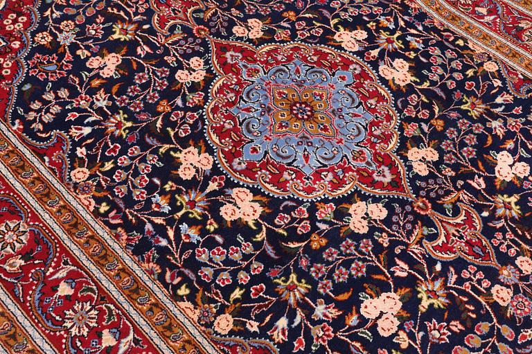 A Saruk carpet, 205 x 152 cm.