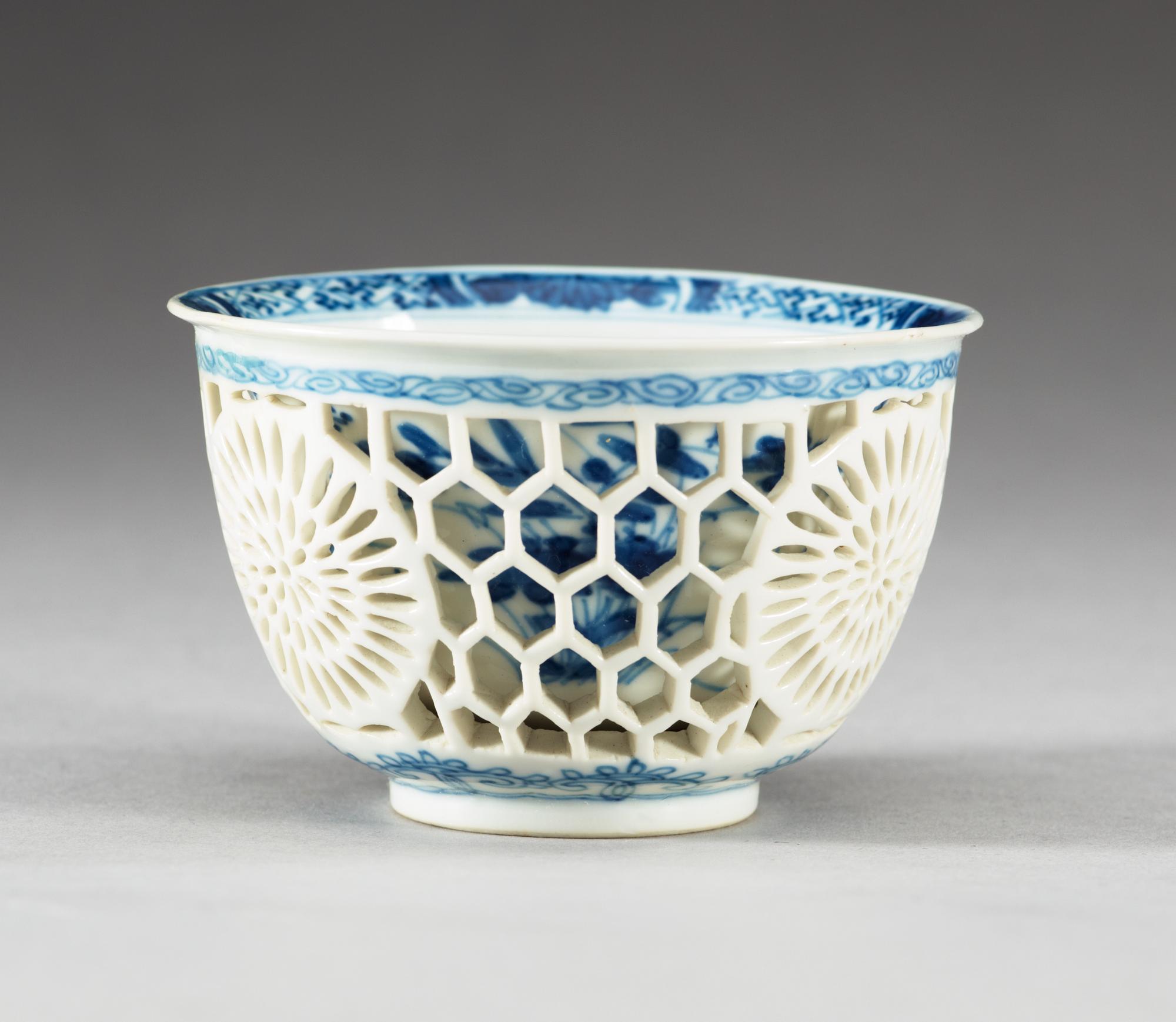 A blue and white cup, Qing dynasty, Kangxi (1662-1722).