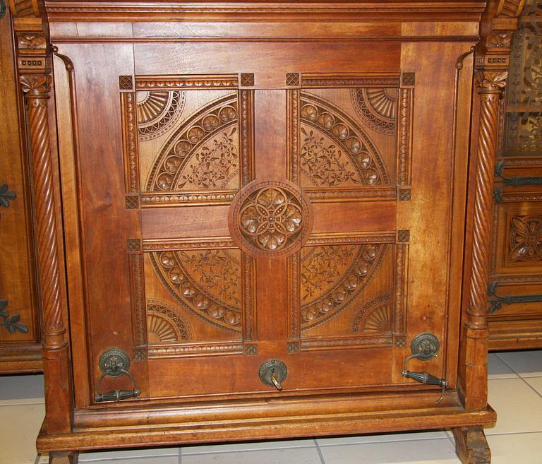 SKÅP MED VITRINER, 1800-talets slut, tillverkat av H C Wolbrandt i Hamburg.