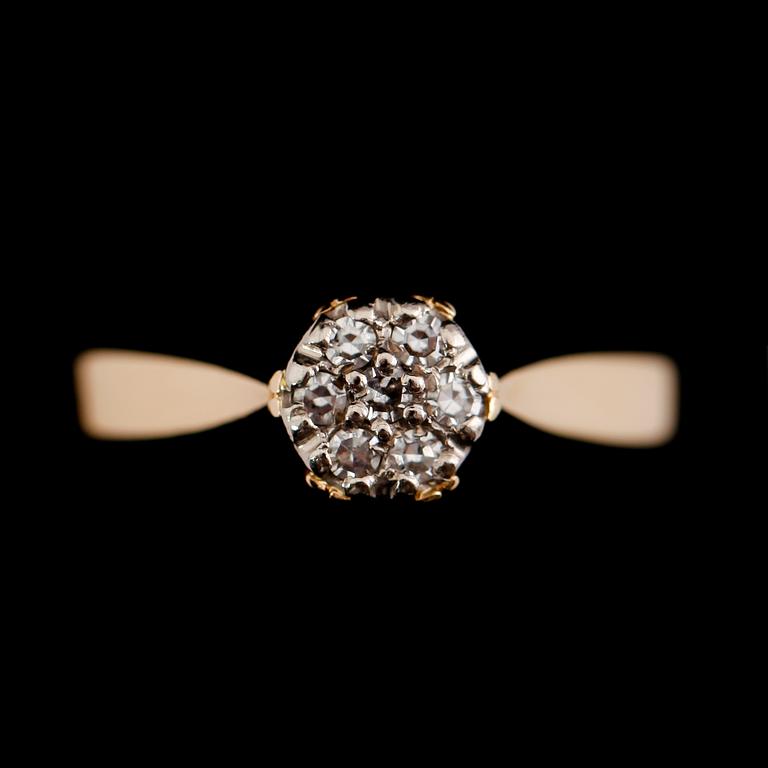 RING, 18 k guld, svenska stämplar 1984 med 7 mindre briljantslipade diamanter.