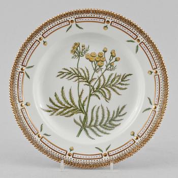 TALLRIK, porslin, "Flora Danica", Royal Copenhagen, 1900-talets andra hälft.