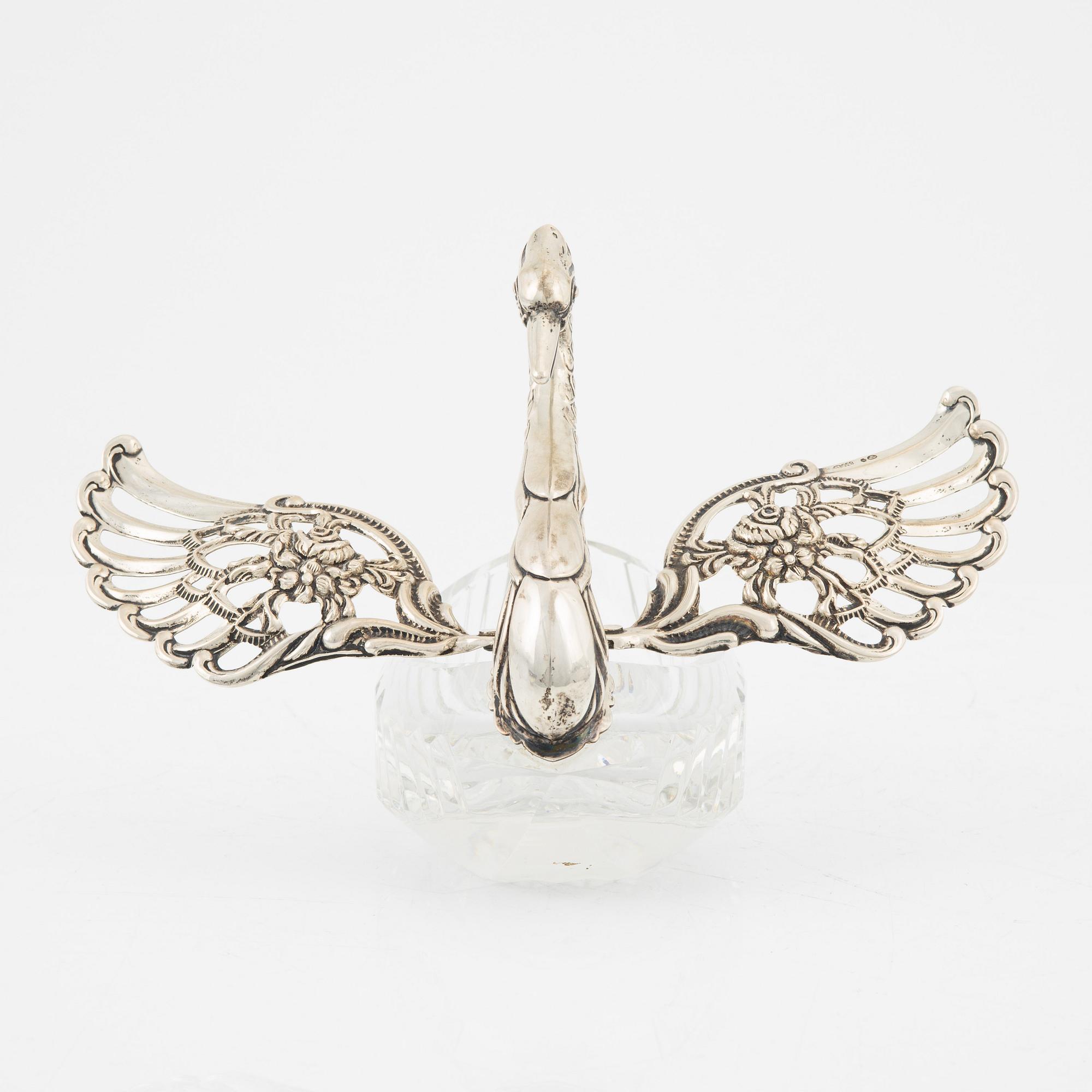 Korgar två st och sked silver, saltkar med silvermontering, 1900-tal.