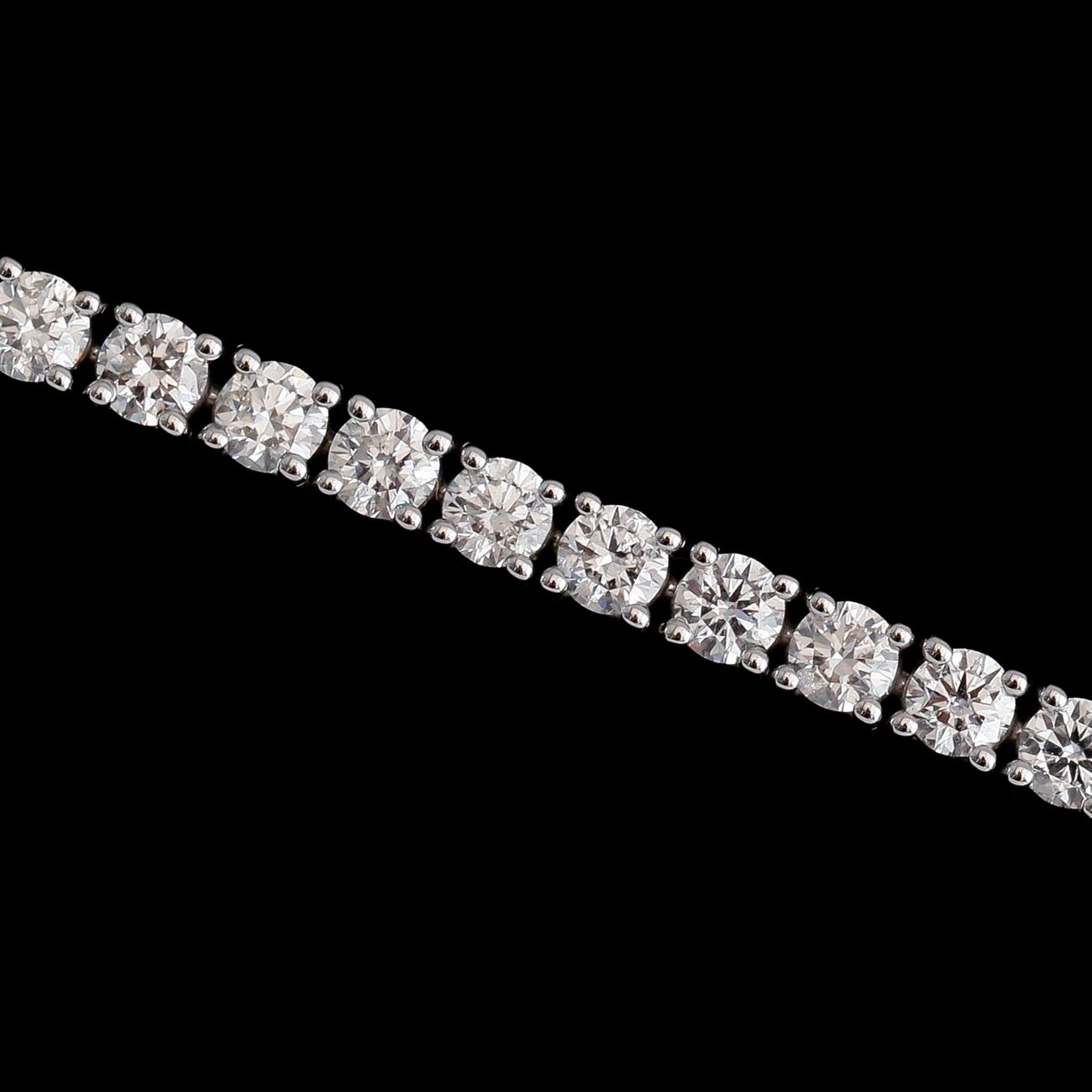 ARMBAND, 18 k vitguld, 54 briljantslipade diamanter tot ca 4.92 ct.