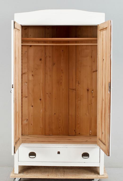 KLÄDSKÅP, 1900-talets början.