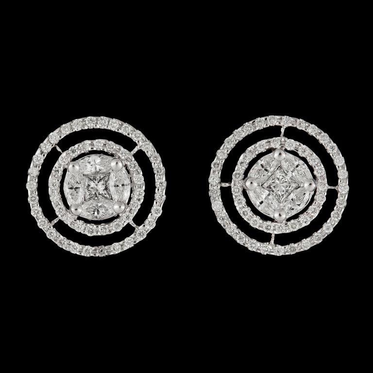 A pair of diamond, app. tot. 1.50 cts, earrings.