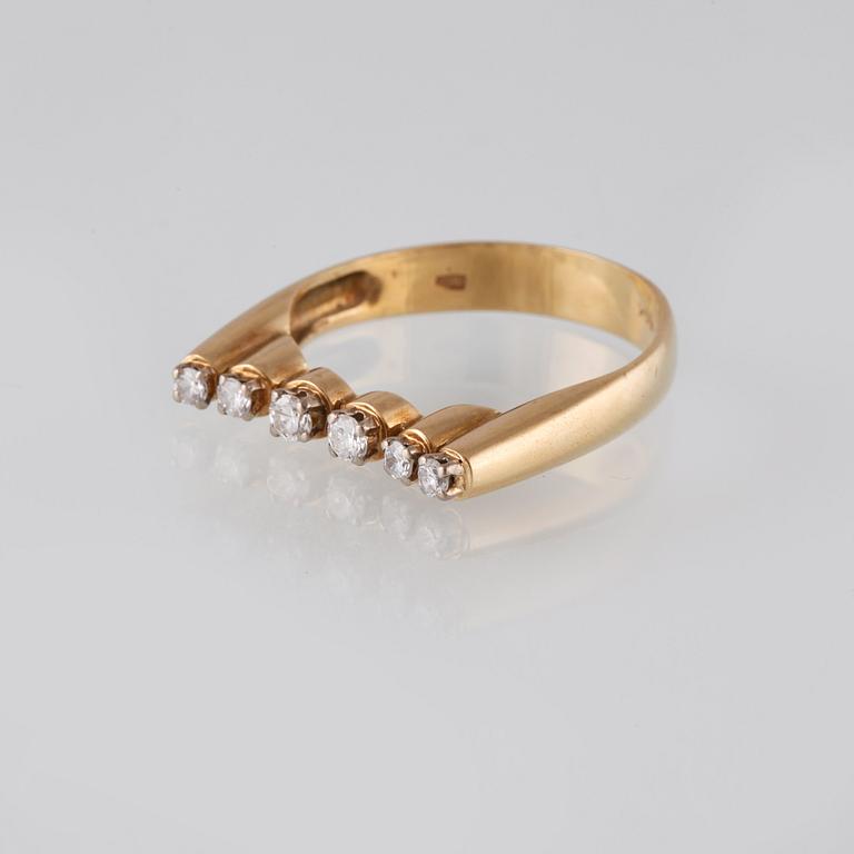 RING, 14K guld med 6 briljantslipade diamanter, utländska stämplar. Vikt 3,4 gram.