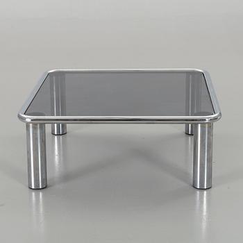 A GLASS TOP COFFEE TABLE.