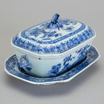 SMÖRTERRIN, porslin, Qingdynastin,  Qianlong (1736-95).