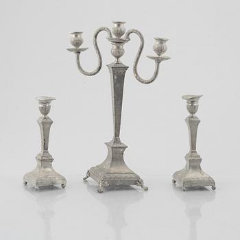 Kandelaber samt två ljusstakar, tenn, av Nils Justelius och Niclas Anström, Eksjo och Växjö, 1800-talets första hälft.
