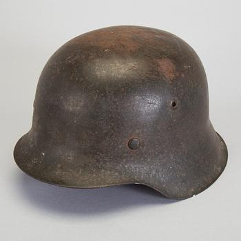 A 20TH CENTURY GERMAN MILITARY HELMET.
