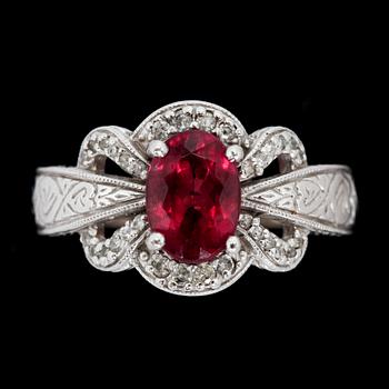 RING, 14k vitguld med små diamanter och röd Topaz. Vikt 6,7 g.