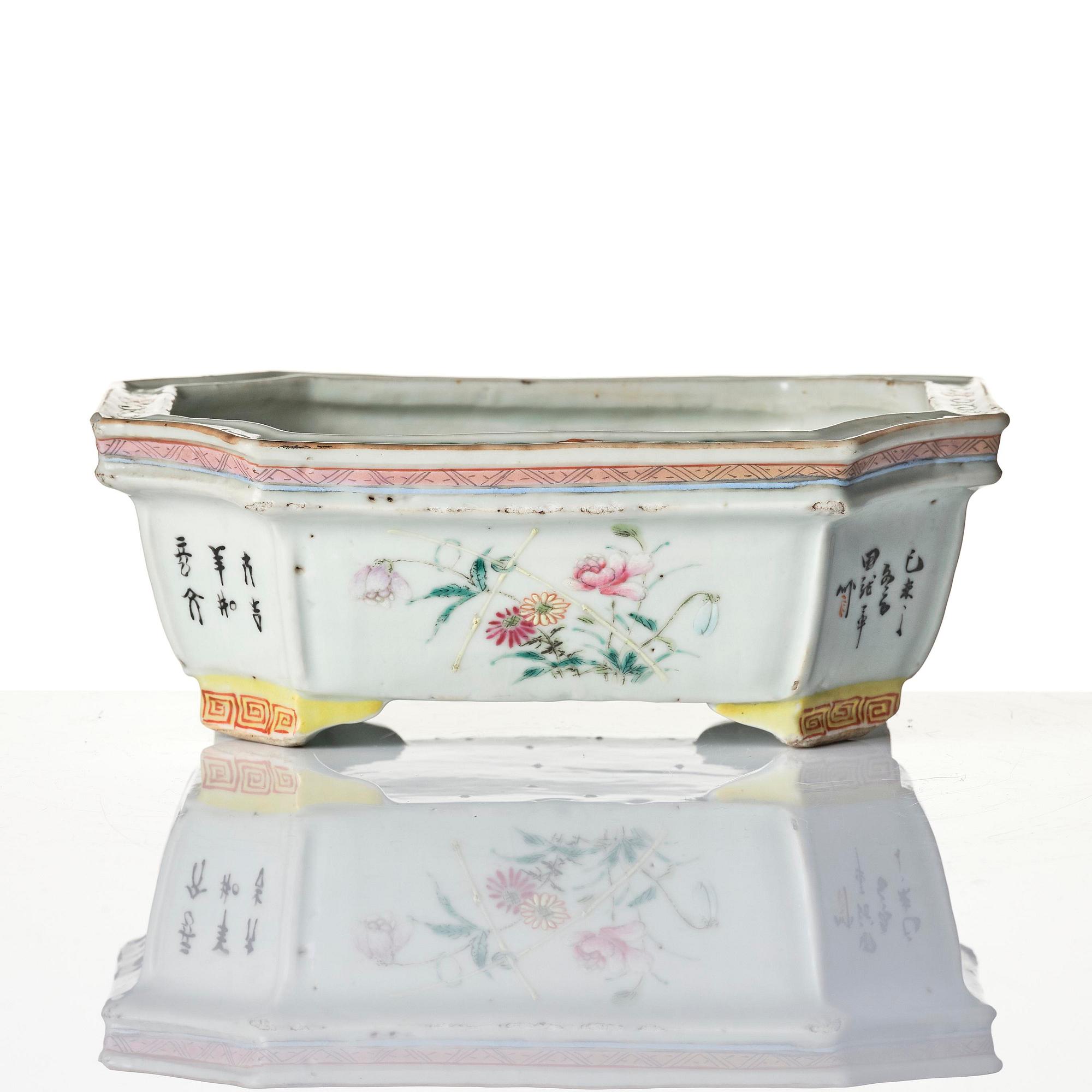 A famille rose flower pot, Qing dynasty, 19th century.
