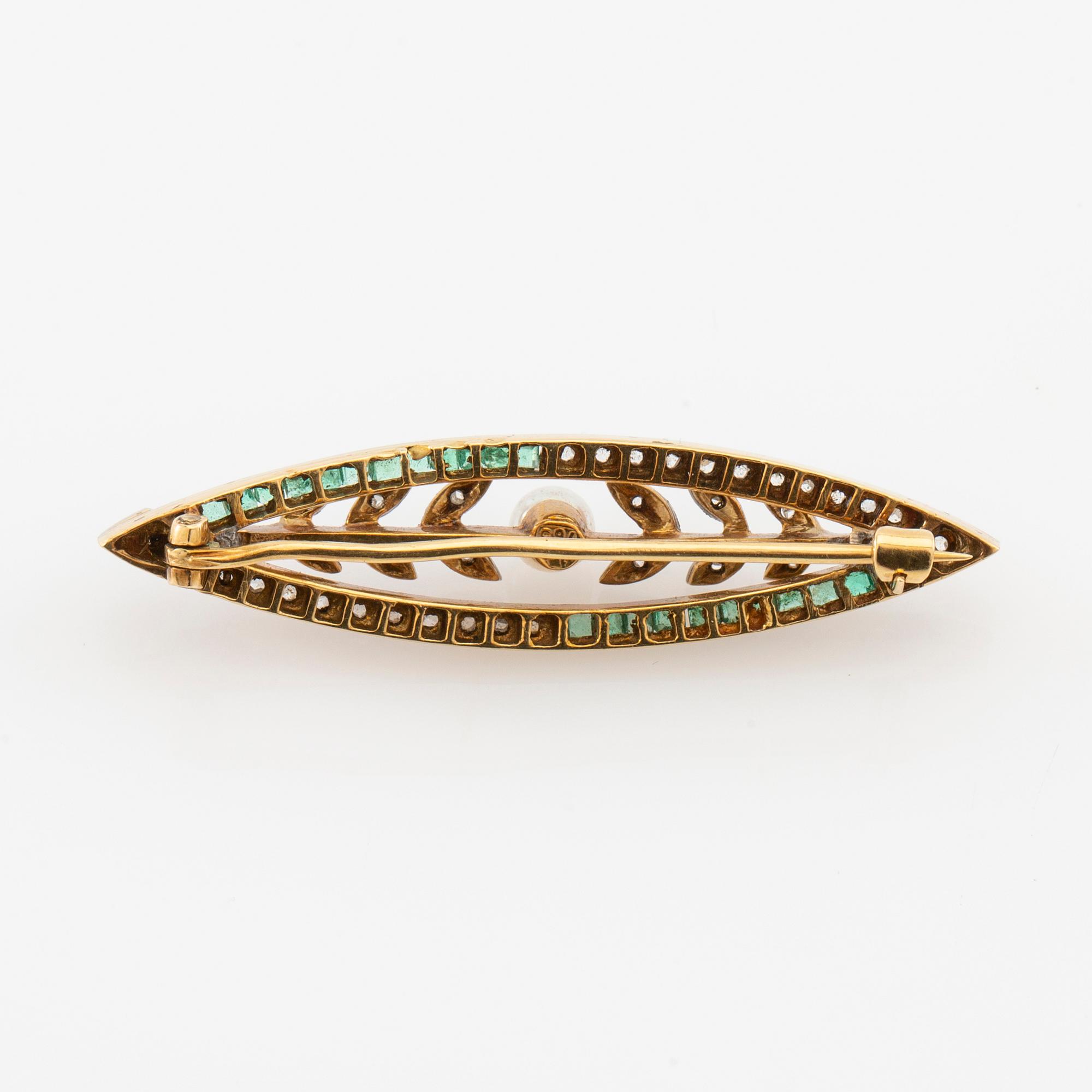 Brooch 18K gold with rose-cut diamonds, cultured pearl, and square-cut emeralds, circa 1900.