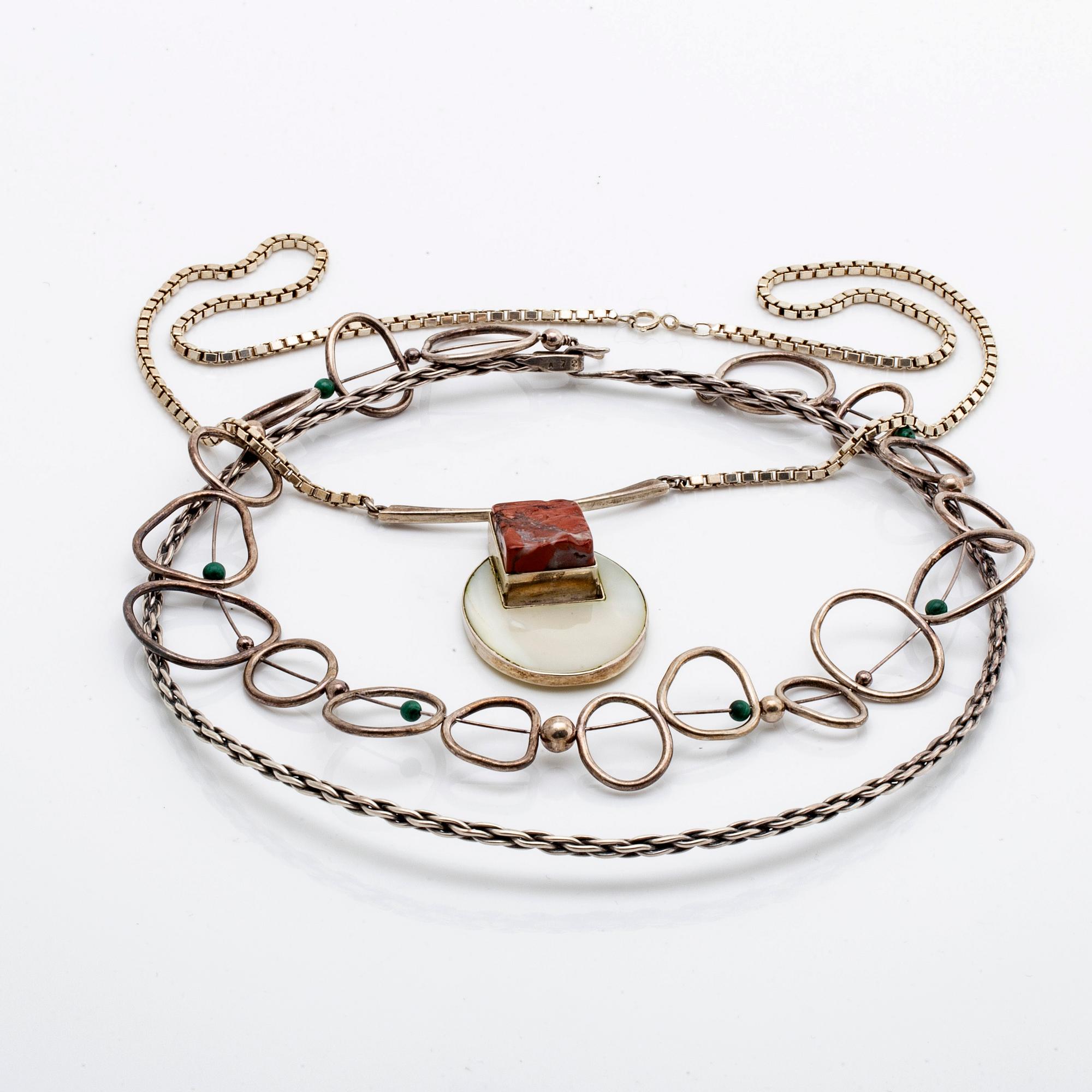 3 silvercollier, malakitkulor, pärlemor och rött stenämne, virad halsring Georg Jensen.