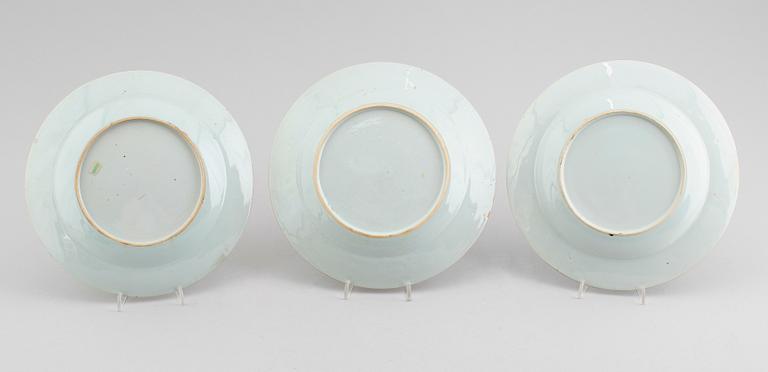 TALLRIKAR, 3 st (2+1), porslin, Kina, Qianlong 1736-1795.