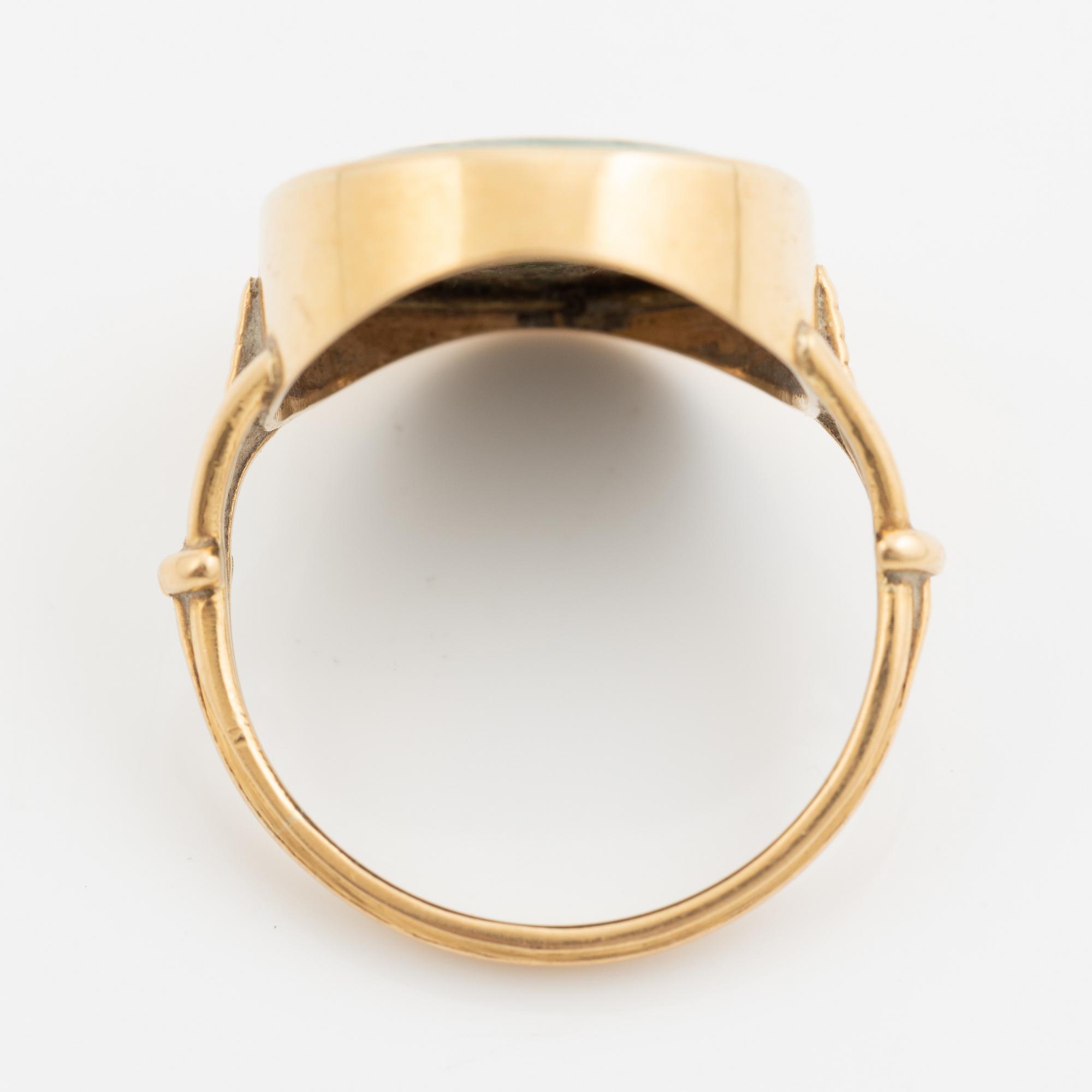 Ring i 18K guld med grön graverad turkos.